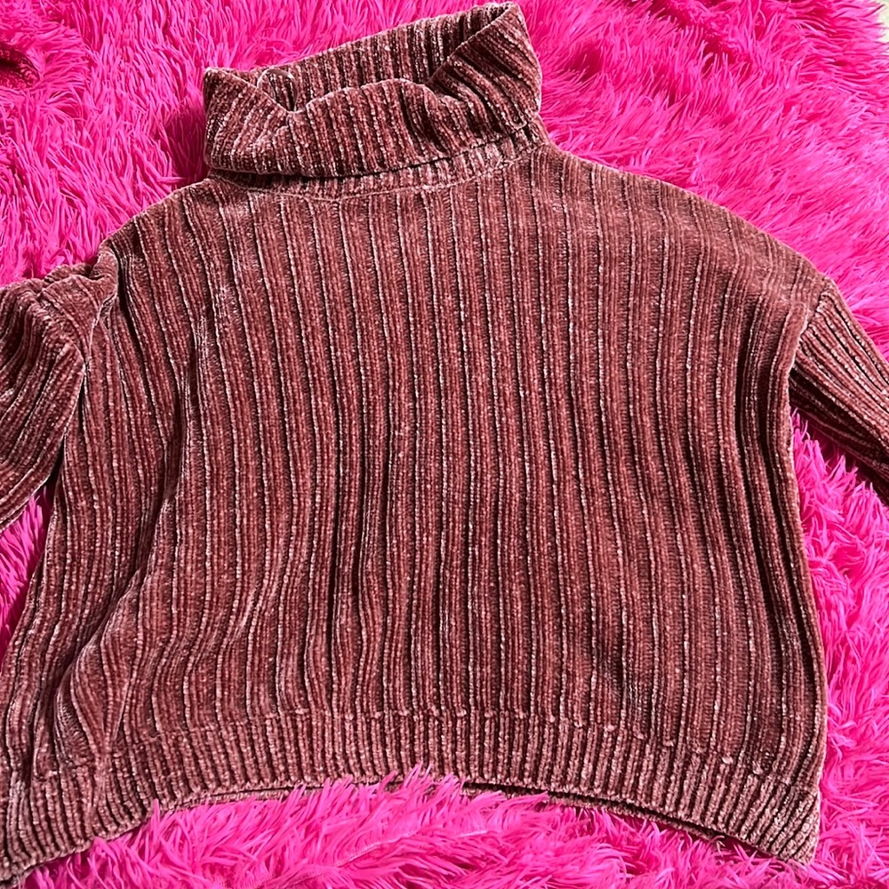 Turtle neck ripped sweater, blush colored, from the brand Hippie Rose, size: M